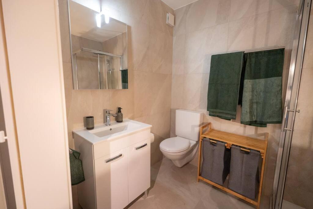 Appartement Spacieux Au Centre De La Gruyere Broc Екстериор снимка